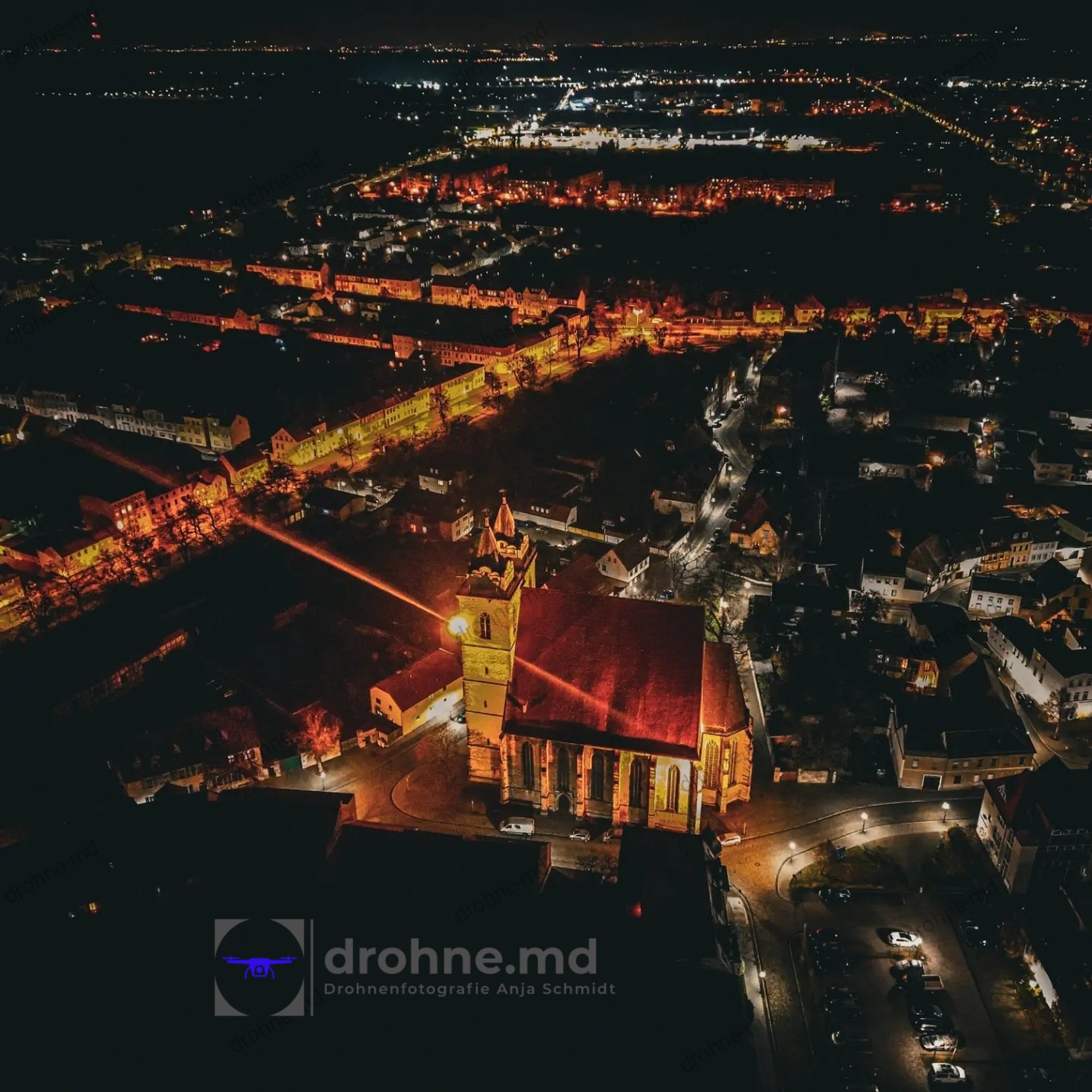 Sankt-Johannis-Baptista-Kirche bei Nacht